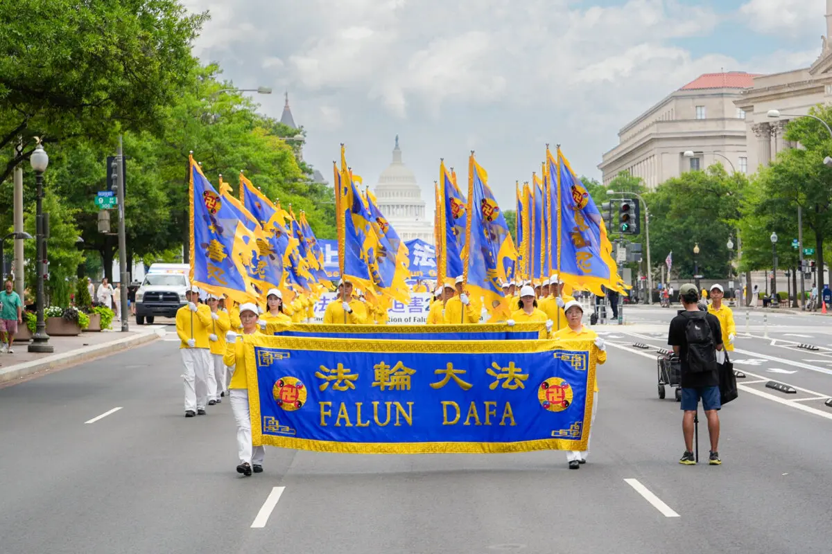 Practicantes de Falun Dafa participan en una marcha para pedir el fin de los 26 años de persecución del Falun Gong por parte del Partido Comunista Chino en China, en Washington, el 17 de julio de 2025. (Madalina Kilroy/The Epoch Times)