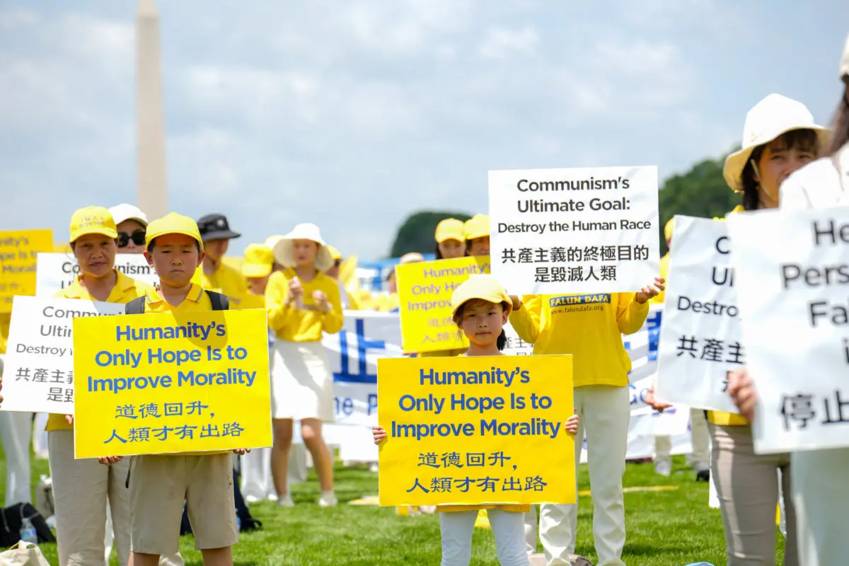 Practicantes de Falun Dafa se reúnen para una manifestación anual en la que piden el fin de la persecución que el Partido Comunista Chino lleva a cabo contra Falun Gong en China, en el National Mall de Washington, el 17 de julio de 2025. (Samira Bouaou/The Epoch Times)