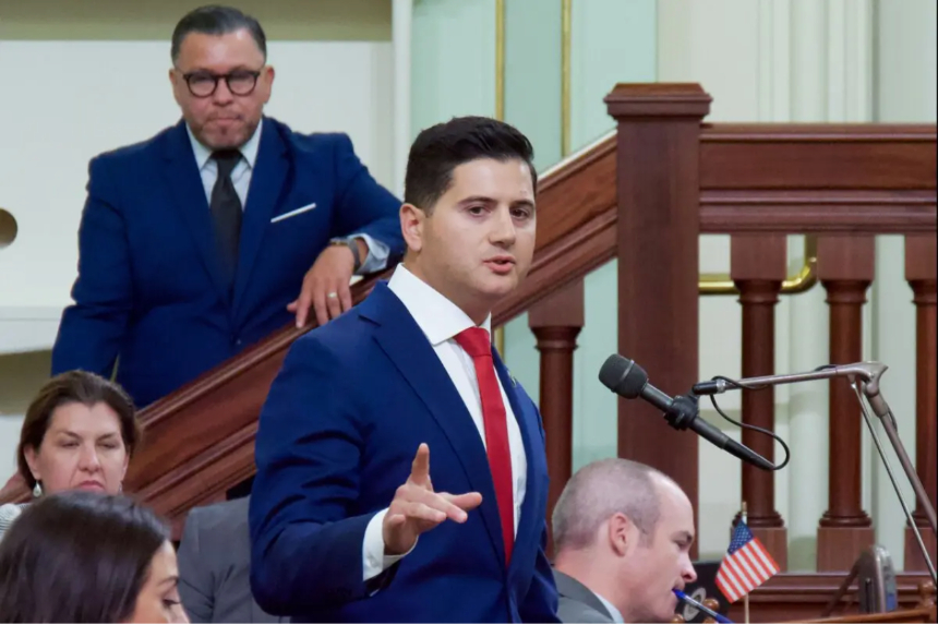 El fiscal federal Bill Essayli, que aparece aquí como miembro de la Asamblea el 31 de agosto de 2024, calificó las presuntas acciones de Calderón como una «conspiración bien orquestada». Travis Gillmore/The Epoch Times
