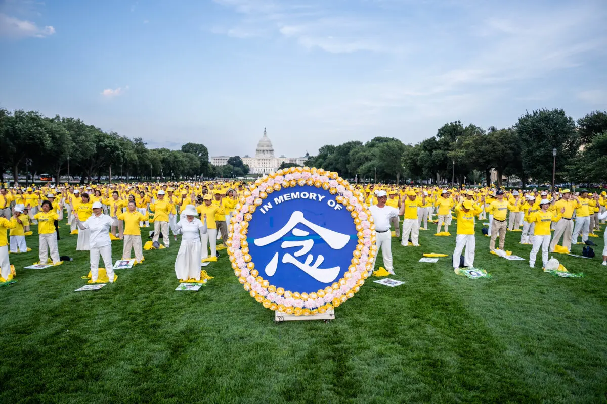 Practicantes de Falun Dafa antes de una vigilia con velas en conmemoración de los practicantes de Falun Gong que fueron perseguidos hasta la muerte por el Partido Comunista Chino en China, en Washington, el 17 de julio de 2025. (Madalina Kilroy/The Epoch Times)
