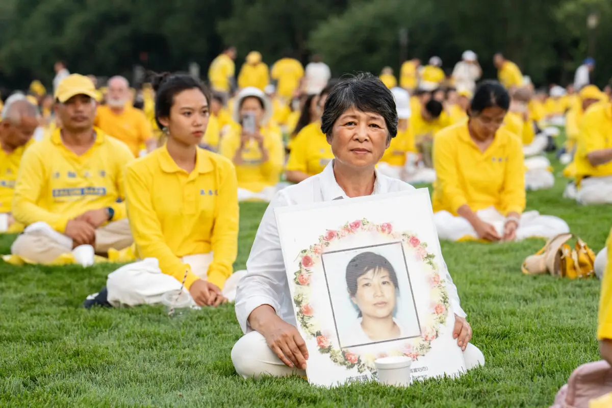 Wen Ying en una vigilia con velas en memoria de los practicantes de Falun Gong perseguidos hasta la muerte por el Partido Comunista Chino en China, en Washington, el 17 de julio de 2025. (Samira Bouaou/The Epoch Times)