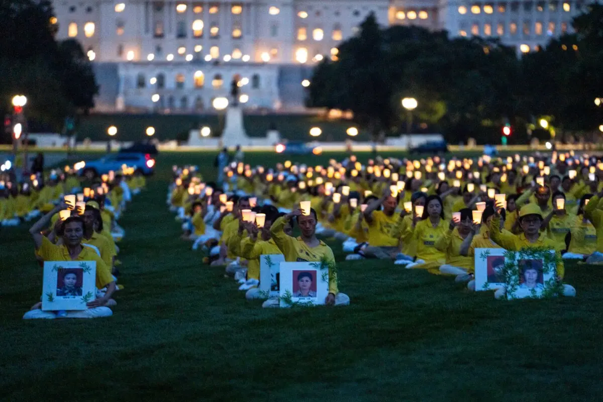 Practicantes de Falun Dafa participan en una vigilia con velas en memoria de los practicantes de Falun Gong que fueron perseguidos hasta la muerte por el Partido Comunista Chino en China, en Washington, el 17 de julio de 2025. (Madalina Kilroy/The Epoch Times)
