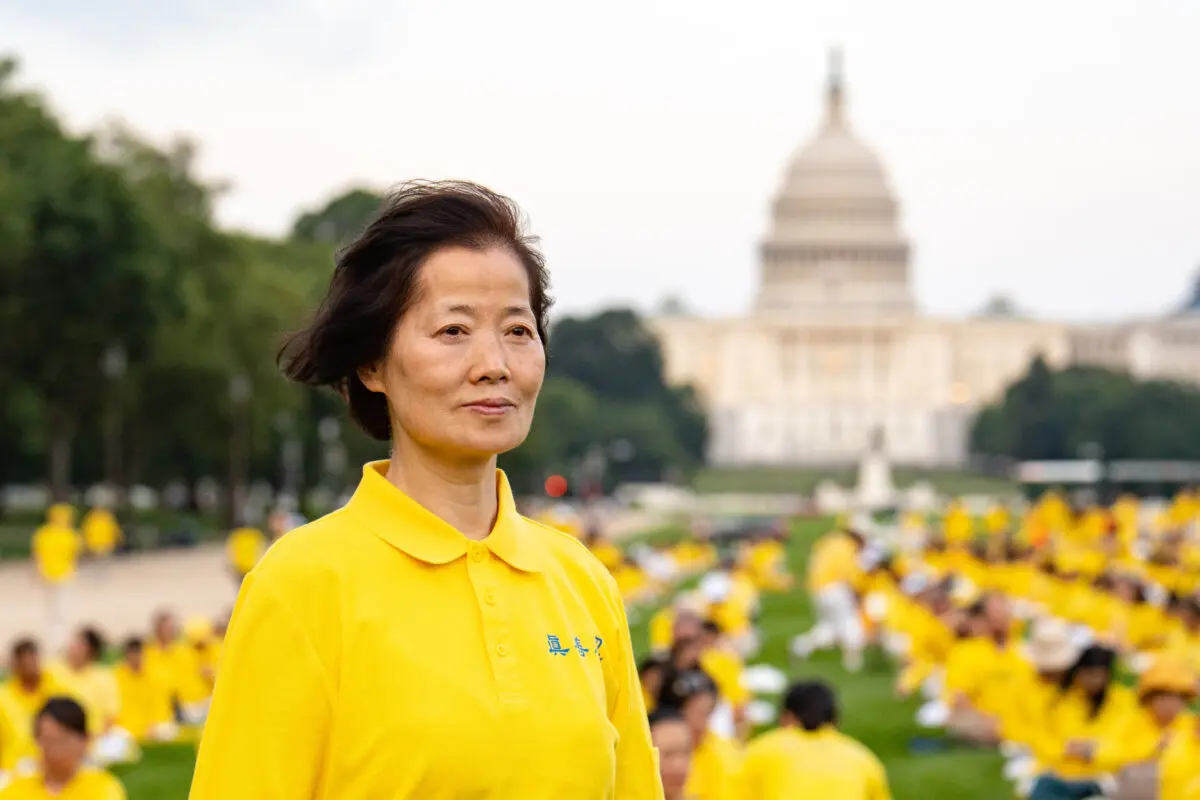 Dai Zhizhen en una vigilia con velas en memoria de los practicantes de Falun Gong perseguidos hasta la muerte por el Partido Comunista Chino en China, en Washington, el 17 de julio de 2025. (Samira Bouaou/The Epoch Times)