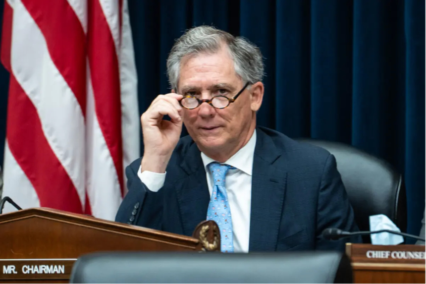 El presidente del Comité de Servicios Financieros de la Cámara de Representantes, el representante French Hill (R-Arkansas), preside una audiencia en el Capitolio en Washington el 24 de junio de 2025. Madalina Kilroy/The Epoch Times