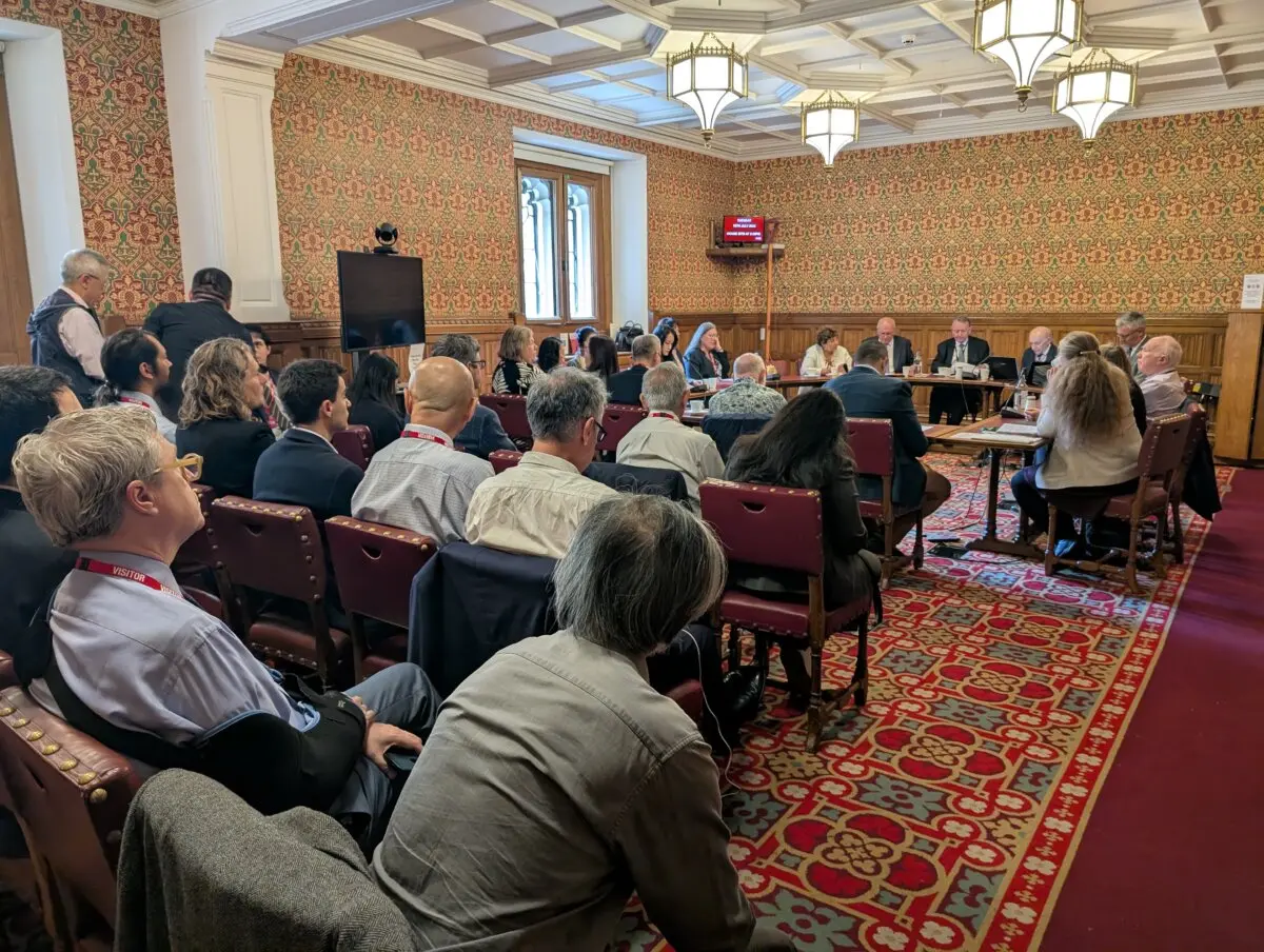 El público escucha durante un seminario parlamentario sobre la aceleración de la represión transnacional del PCCh, celebrado en el Parlamento británico en Londres el 15 de julio. (Shaoying/The Epoch Times).