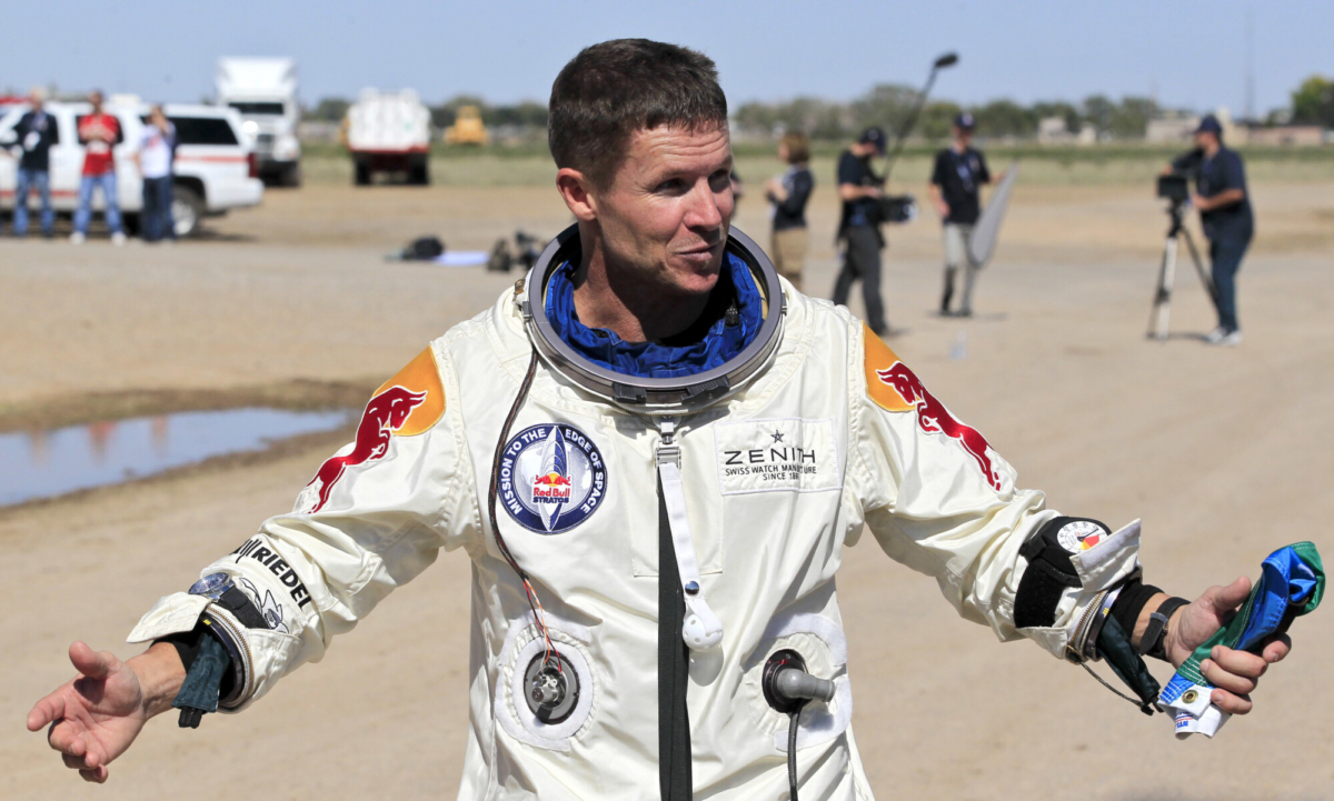 El austriaco Felix Baumgartner ante los medios de comunicación tras saltar con éxito desde una cápsula espacial elevada por un globo de helio en Roswell, Nuevo México, el 14 de octubre de 2012. (Foto AP/Ross D. Franklin, archivo)