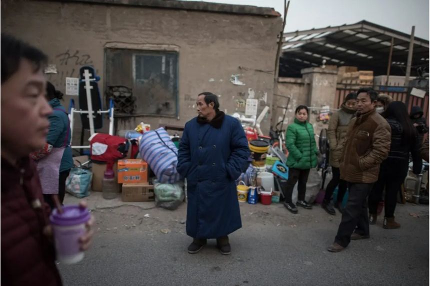 Residentes frente a sus casas, tras recibir órdenes de desalojo, en las afueras de Beijing, el 27 de noviembre de 2017. (Fred Dufour/AFP/Getty Images)