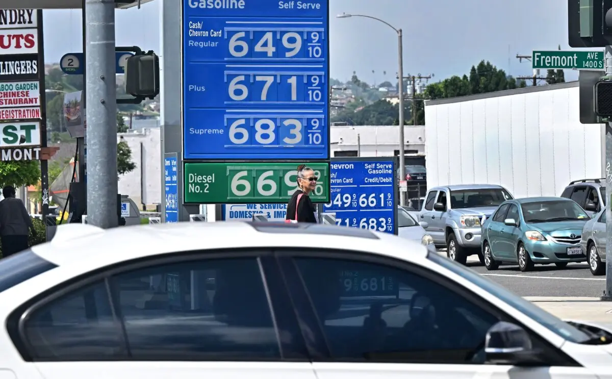 Un cartel muestra el precio de la gasolina a más de 6 dólares el galón en una gasolinera de Alhambra, California, el 18 de septiembre de 2023. (Frederic J. Brown/AFP a través de Getty Images)