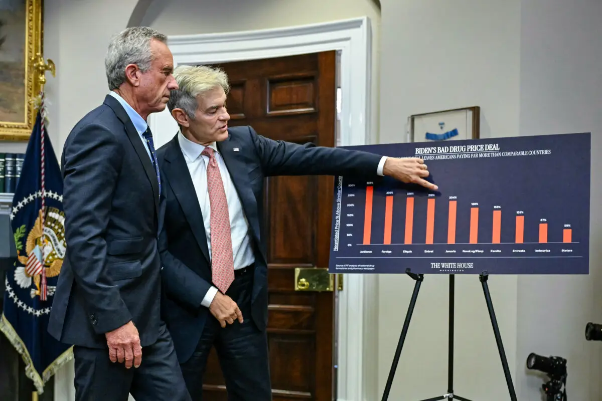 El secretario de Salud, Robert F. Kennedy Jr. (izquierda), y el Dr. Mehmet Oz, administrador de los Centros de Servicios de Medicare y Medicaid, conversan antes del inicio de una rueda de prensa en la Casa Blanca el 12 de mayo de 2025. (Jim Watson /AFP via Getty Images)