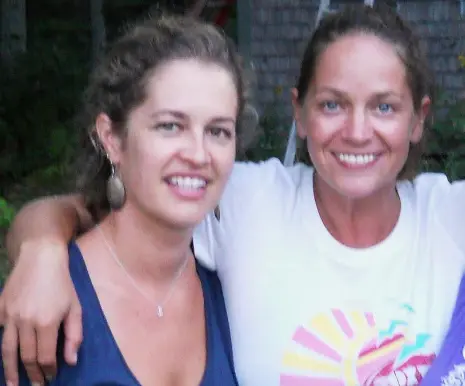 <em>Sunshine Stewart (derecha) y Bethany Leach Parmley en Union, Maine, en 2012. (Cassidy Parmley/Bethany Leach Parmley vía AP)</em>