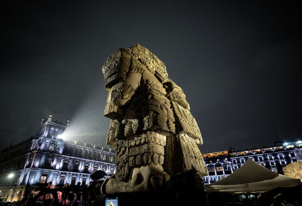 Una réplica de la estatua azteca de la Coatlicue se ilumina durante un evento para celebrar los 700 años de Tenochtitlán en el Zócalo de la Ciudad de México, el 11 de julio de 2025. La Ciudad de México celebra el 700 aniversario de su fundación como la antigua capital mexicana (entonces llamada Tenochtitlán), con las ruinas de la antigua ciudad aún visibles en el centro histórico. En su apogeo, fue la ciudad más grande de la América precolombina. (CARL DE SOUZA/AFP vía Getty Images)