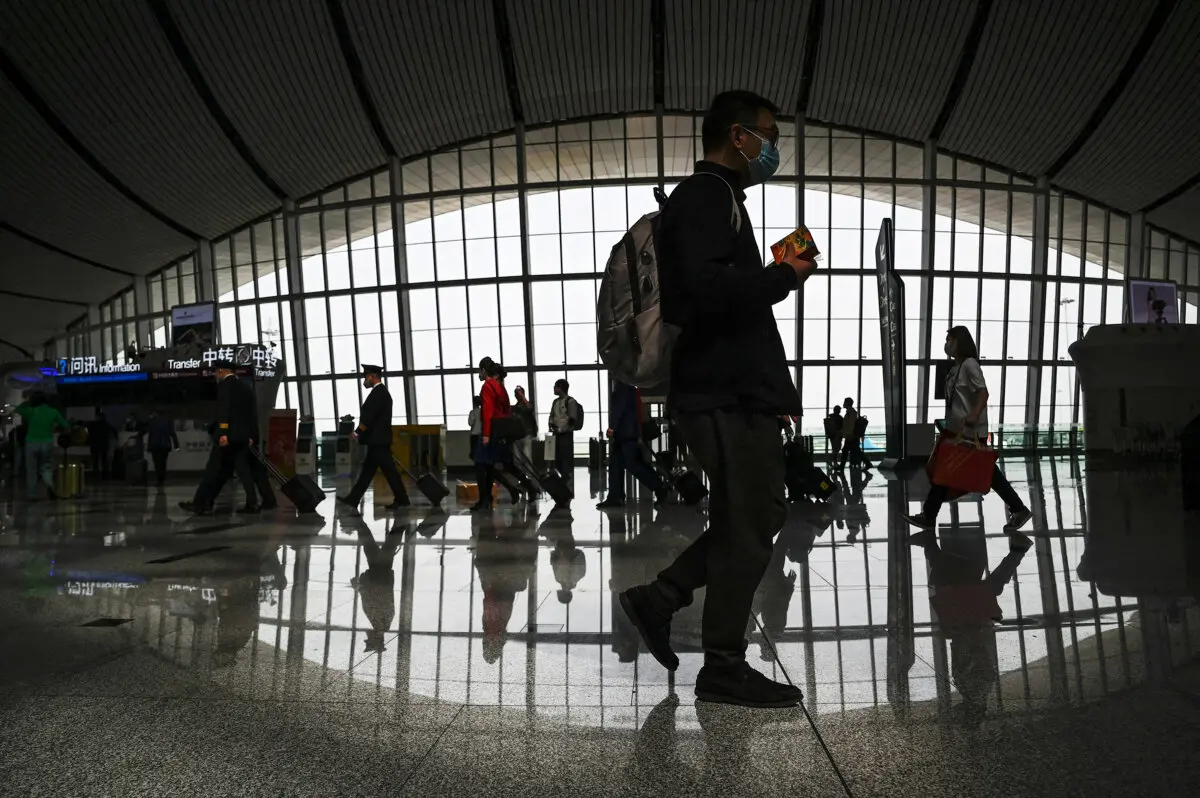 <em>Pasajeros en el Aeropuerto Internacional de Beijing Daxing, en la capital china, el 28 de abril de 2023, antes del feriado del Día del Trabajo, que comienza el 29 de abril. Jade Gao / AFP vía Getty Images</em>