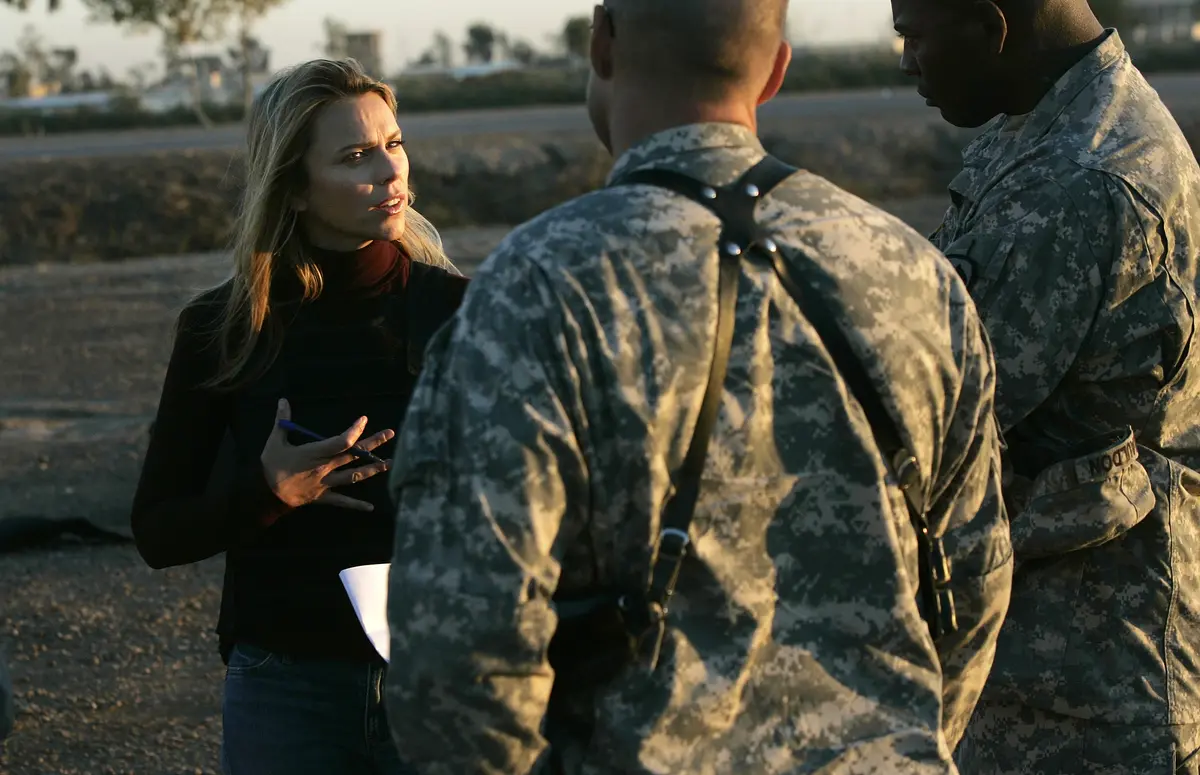 La periodista Lara Logan, de CBS News, entrevista a soldados estadounidenses en el Camp Victory de Bagdad, Irak, el 17 de noviembre de 2006. (Chris Hondros/Getty Images)