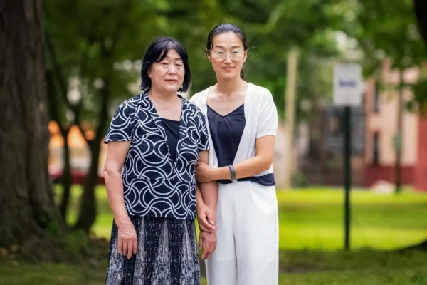 Shi Baohua y su hija Qin Lili en Nueva York el 14 de julio de 2025. Shi había sido arrestada cinco veces desde que el Partido Comunista Chino lanzó la persecución a Falun Gong en 1999. (Larry Dye/The Epoch Times)