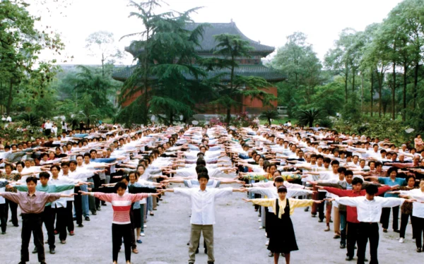 Practicantes de Falun Gong practican en Chengdu, provincia de Sichuan, China, antes del inicio de la persecución en 1999. Antes de la persecución, entre 70 y 100 millones de chinos practicaban Falun Gong. (Minghui)