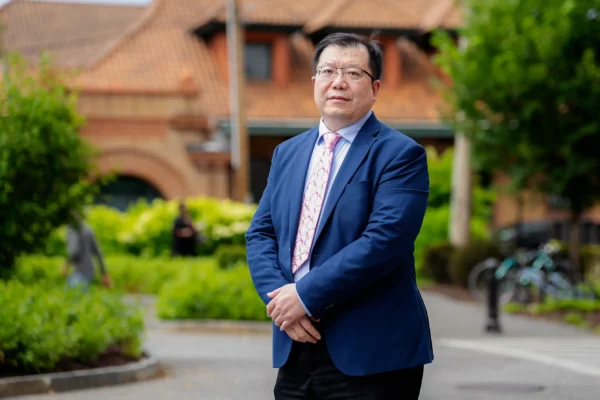 Hunter Wang, exdirector de tecnología de China, en Nueva York el 9 de julio de 2025. Wang se vio obligado a trasladarse con frecuencia durante más de una década tras ser detenido por practicar Falun Gong antes de huir de China a Estados Unidos en 2018. (Larry Dye/The Epoch Times)