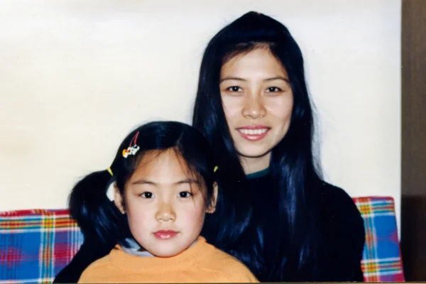Liu Ziyu con su tía, Gao Rongrong, en la provincia china de Liaoning, en 1994. En 2004, en el campo de trabajos forzados de Longshan, un guardia golpeó a Gao en la cara con una porra eléctrica durante más de siete horas, hasta dejarla quemada y desfigurada. Murió bajo custodia policial en junio de 2005. (Cortesía de Liu Ziyu)