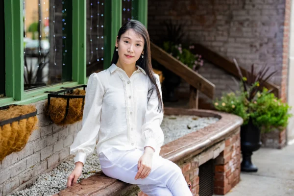 Liu Ziyu en Nueva York el 14 de julio de 2025. Liu, sobrina de Gao, figuraba en la lista negra de viajeros de Beijing debido a su conexión con la revelación de la tortura de su tía. Logró escapar a Estados Unidos en 2012. (Larry Dye/The Epoch Times)