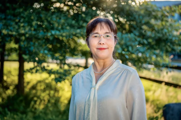 He Zhiwei en Vancouver, Canadá, el 14 de julio de 2025. Se vio obligada a huir de su hogar durante la persecución y no pudo ver a su hija durante 12 años. (The Epoch Times)