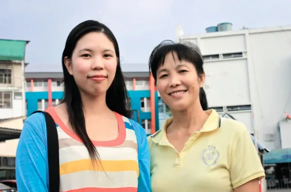 He Zhiwei y su hija Feng Xiaoxin en Tailandia, en una foto sin fecha. (Cortesía de Feng Xiaoxin.)