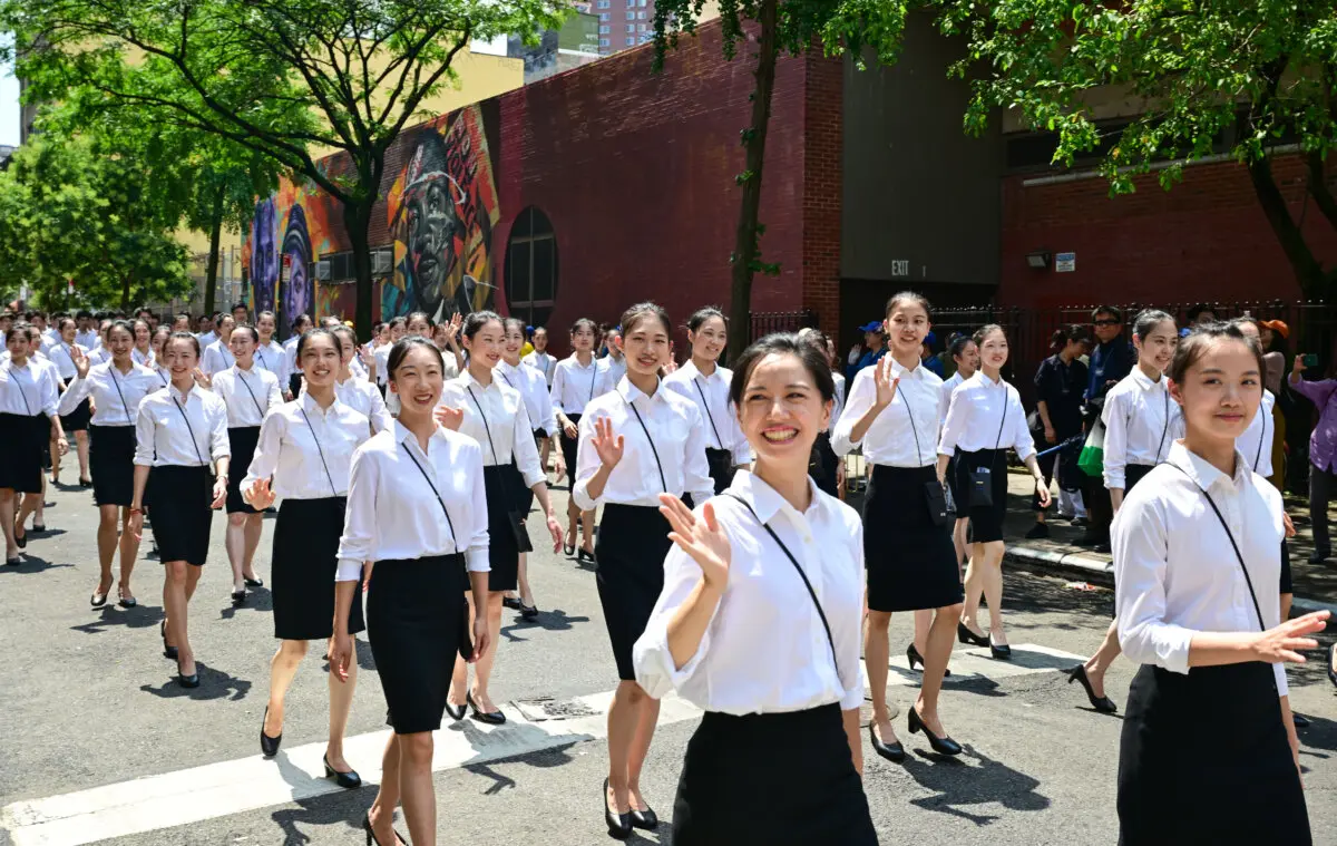Artistas de Shen Yun Performing Arts se unen a un desfile para pedir el fin de los 26 años de persecución del Partido Comunista Chino contra Falun Gong, en la ciudad de Nueva York, el 20 de julio de 2025. (Adhiraj Chakrabarti para The Epoch Times).