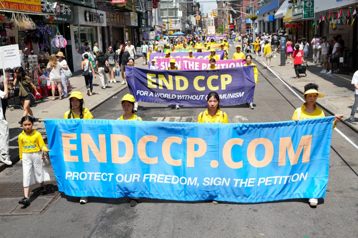 Practicantes de Falun Gong marchan durante un desfile en el que se pide el fin de los 26 años de persecución del Partido Comunista Chino contra la práctica espiritual, en la ciudad de Nueva York, el 20 de julio de 2025. (Larry Dye/The Epoch Times)