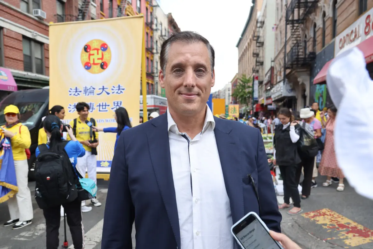 El presentador de Shen Yun Performing Arts, Leeshai Lemish, se une a un desfile para pedir el fin de los 26 años de persecución del Partido Comunista Chino contra Falun Gong, en la ciudad de Nueva York, el 20 de julio de 2025. (Benny Zhang/The Epoch Times)
