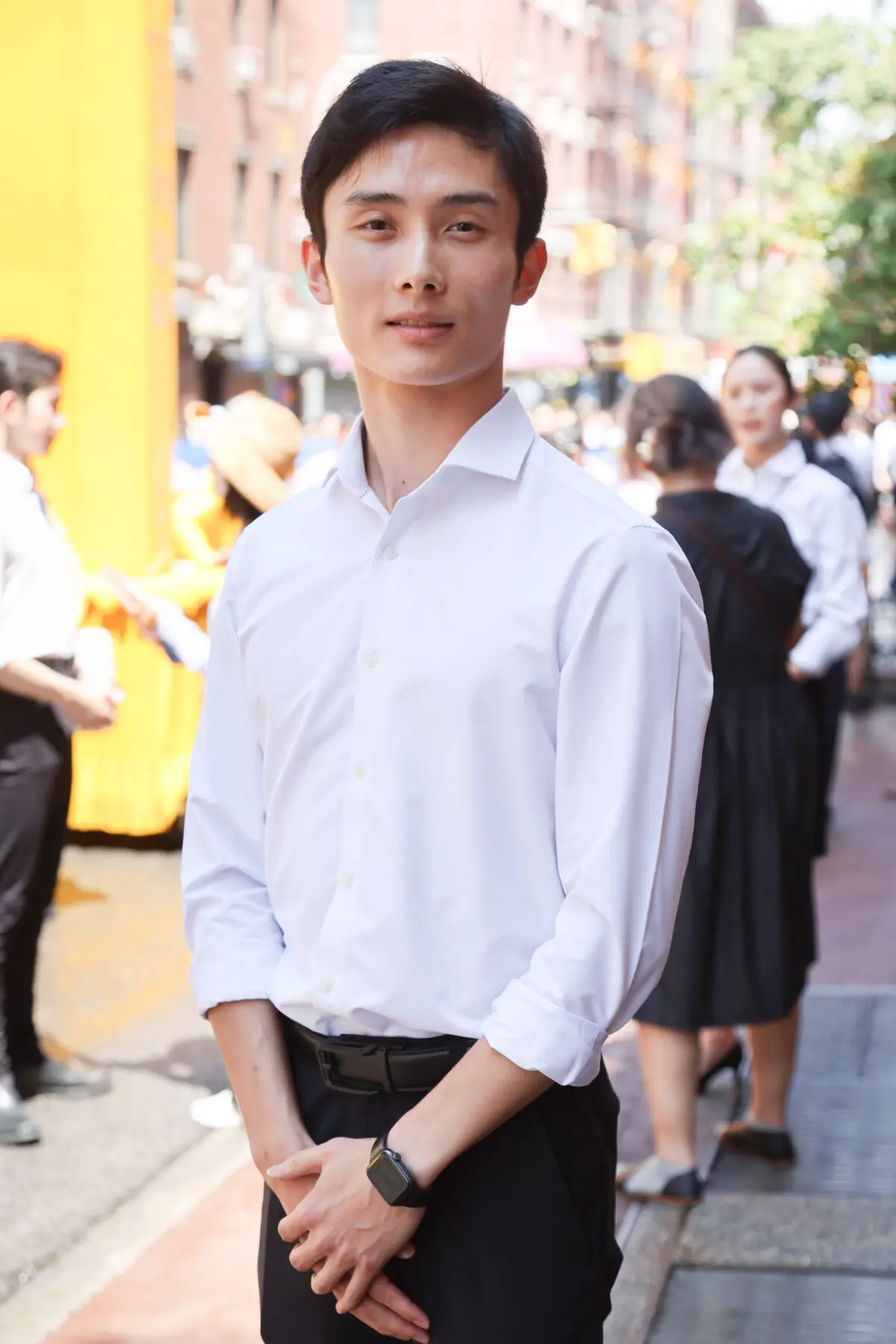 El bailarín de Shen Yun Performing Arts Sun Hung-wei se une a un desfile para pedir el fin de los 26 años de persecución del Partido Comunista Chino contra Falun Gong, en la ciudad de Nueva York, el 20 de julio de 2025. (Benny Zhang/La Gran Época)