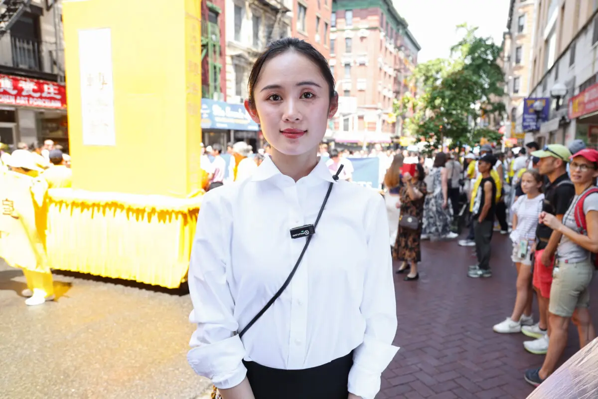 La bailarina principal de Shen Yun Performing Arts, Angelia Wang, se une a un desfile para pedir el fin de los 26 años de persecución del Partido Comunista Chino contra Falun Gong, en la ciudad de Nueva York, el 20 de julio de 2025. (Benny Zhang/The Epoch Times)