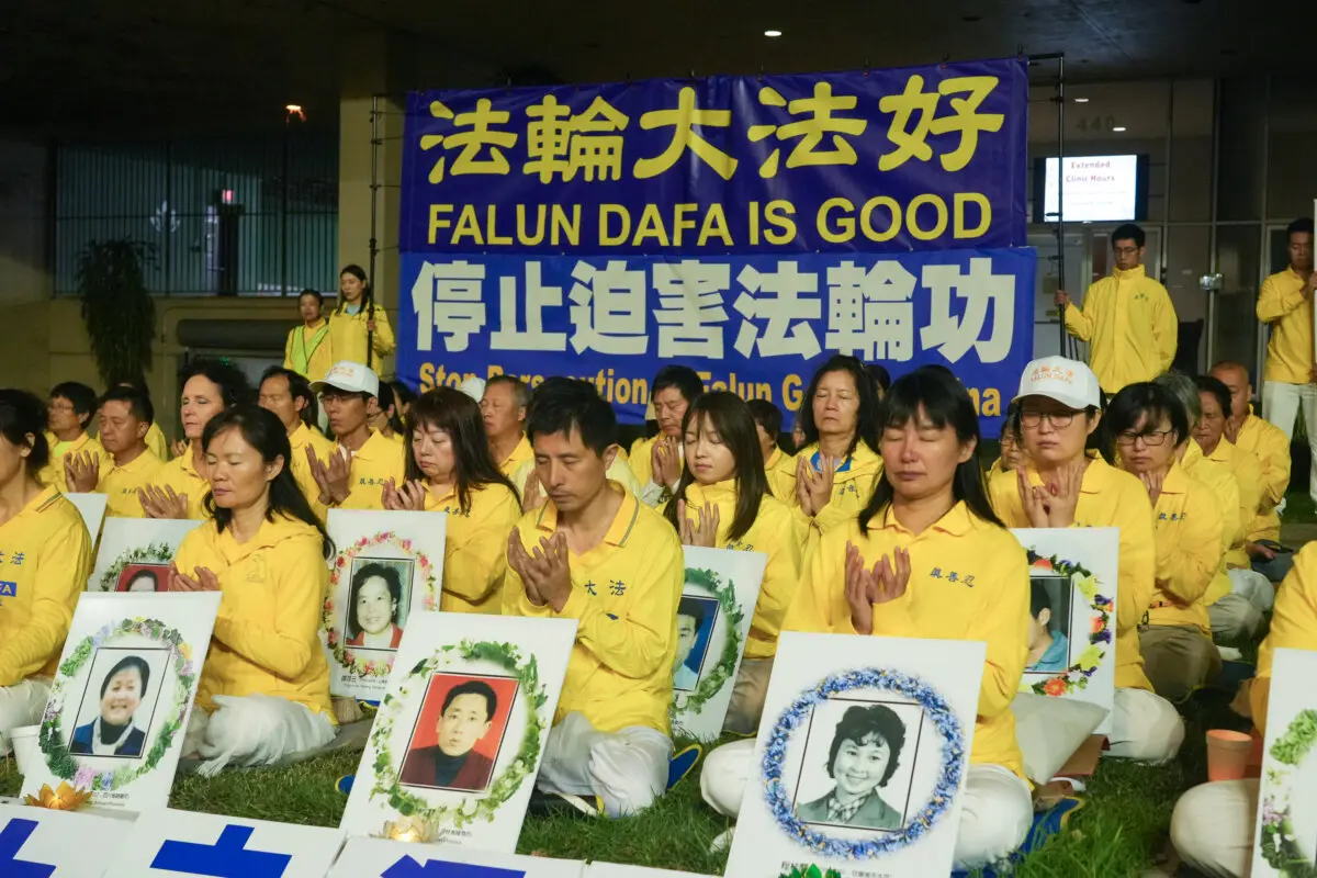 Practicantes de Falun Gong celebran una vigilia con velas frente al consulado chino en Los Ángeles el 19 de julio de 2025, pidiendo el fin de la persecución de Falun Gong en China. (Alex Lee/The Epoch Times)