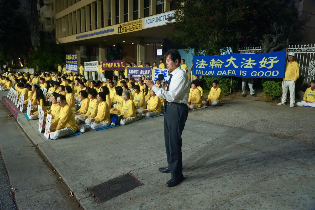Li Youfu, presidente de la Asociación Falun Dafa del Suroeste, habla en una vigilia con velas en apoyo a los practicantes de Falun Gong en Los Ángeles el 19 de julio de 2025. (Alex Lee/The Epoch Times)
