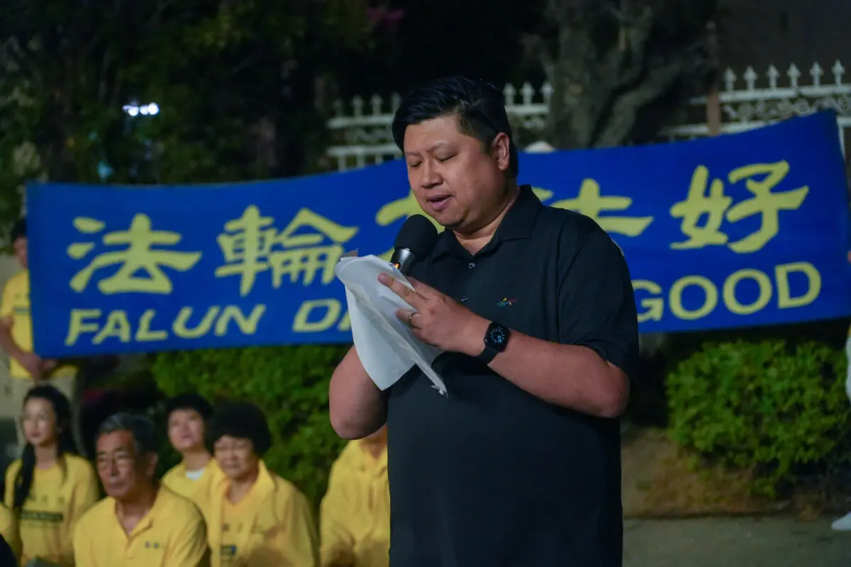 Ken Wu, vicepresidente de la Asociación de Asuntos Públicos de Taiwán en Los Ángeles, asiste a una vigilia con velas en apoyo a los practicantes de Falun Gong en Los Ángeles el 19 de julio de 2025, para expresar su apoyo a los practicantes. (Alex Lee/The Epoch Times)