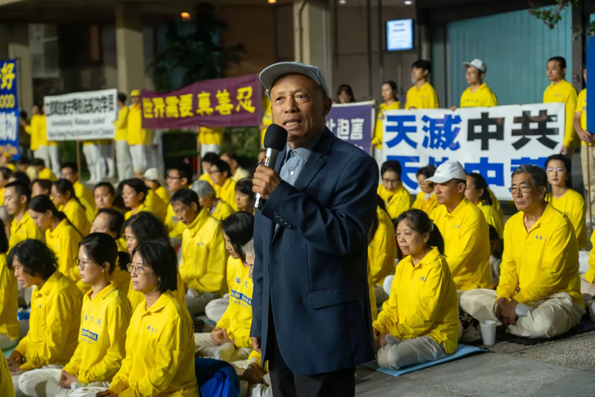 Liu Yinquan, presidente del Partido Socialdemócrata Chino, asiste a una vigilia con velas en memoria de los practicantes de Falun Gong en Los Ángeles el 19 de julio de 2025, para expresar su apoyo a los practicantes. (Alex Lee/The Epoch Times)