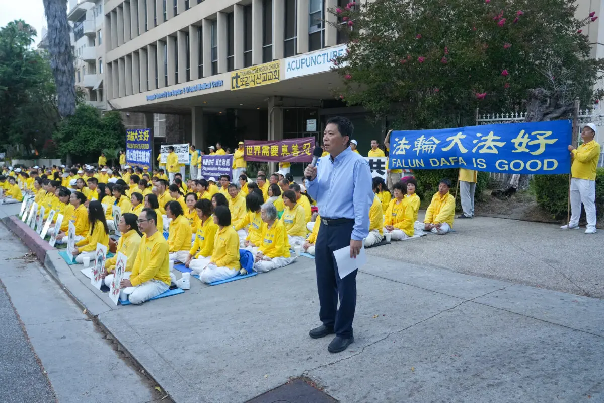 Wu Yingnian, portavoz de la Asociación Falun Dafa de Los Ángeles y profesor de la Universidad de California, Los Ángeles (UCLA), habla en una vigilia con velas en memoria de los practicantes de Falun Gong en Los Ángeles el 19 de julio de 2025. (Alex Lee/The Epoch Times)