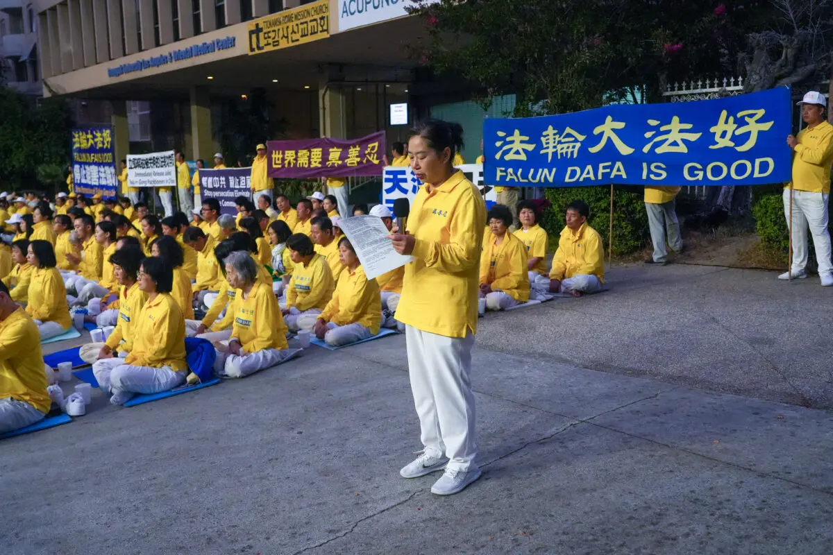 La practicante de Falun Gong Wang Fengqin habla en una vigilia conmemorativa a la luz de las velas en Los Ángeles el 19 de julio de 2025. (Alex Lee/The Epoch Times)
