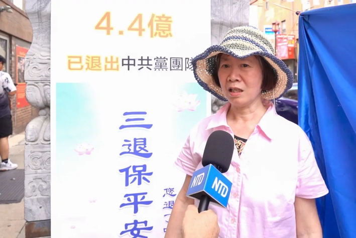 Shen Lichun comparte su horrible experiencia en China en una manifestación en el barrio chino de Filadelfia, el 20 de julio de 2025. (William Huang/The Epoch Times)