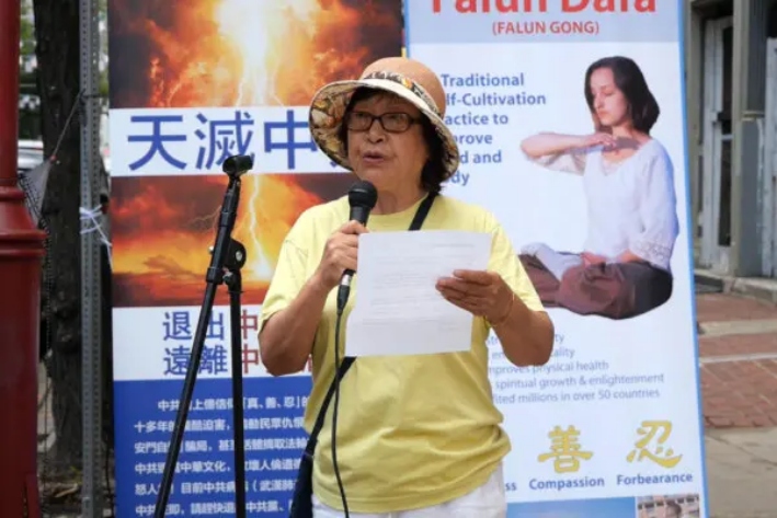 La Sra. Yang Jingfang habla en una manifestación en el barrio chino de Filadelfia, el 20 de julio de 2025. (Andy H. Li/The Epoch Times)