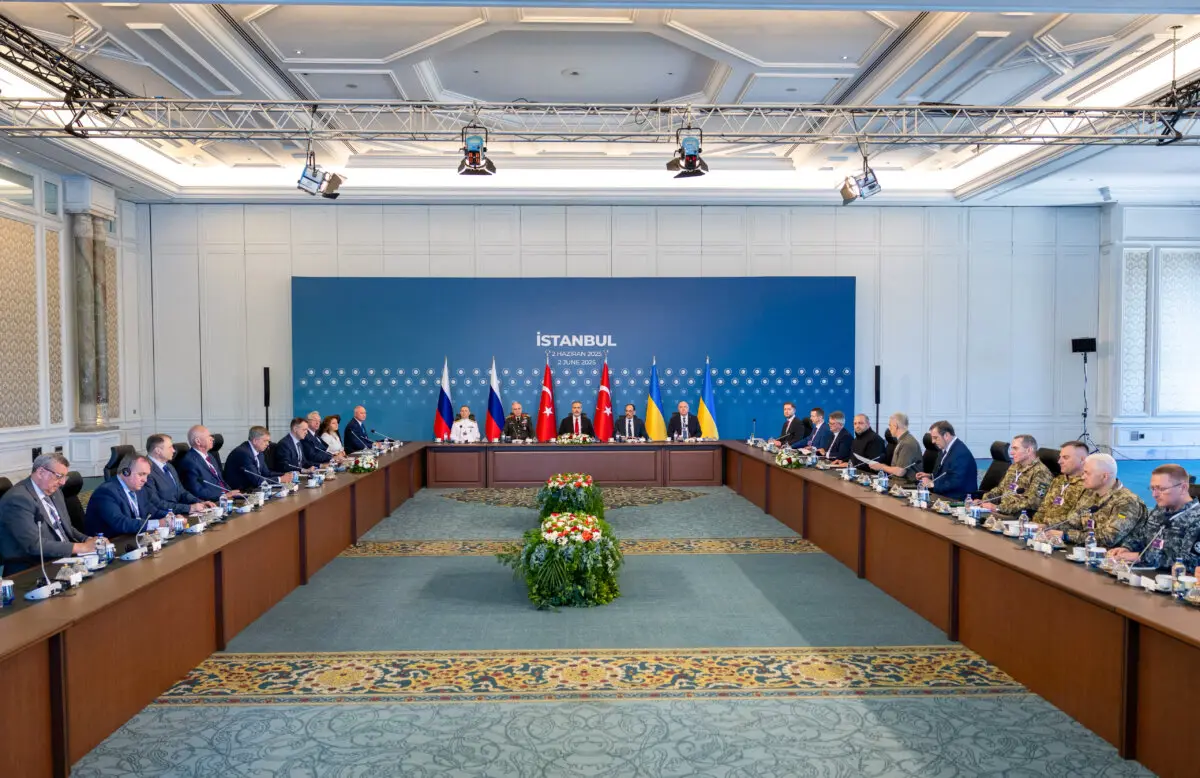 Los negociadores rusos y ucranianos asisten a las conversaciones de paz en Estambul, Turquía, el 2 de junio de 2025. (Ministerio de Asuntos Exteriores de Turquía a través de Getty Images).