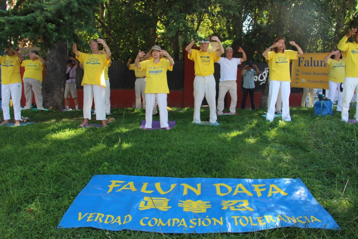 Una manifestación pacífica y conmemorativa del 26.º aniversario de la persecución a Falun Gong por parte del Partido Comunista Chino (PCCh) frente a la Embajada china en Madrid pidiendo el fin de la persecución en China, el 18 de julio de 2025. (The Epoch Times)