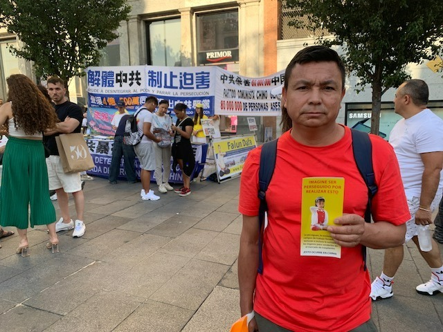 Raúl Álvarez, un transeúnte manifestó su apoyo para la solicitud del fin de la sustracción forzada de órganos, el 18 de julio de 2025. (The Epoch Times)