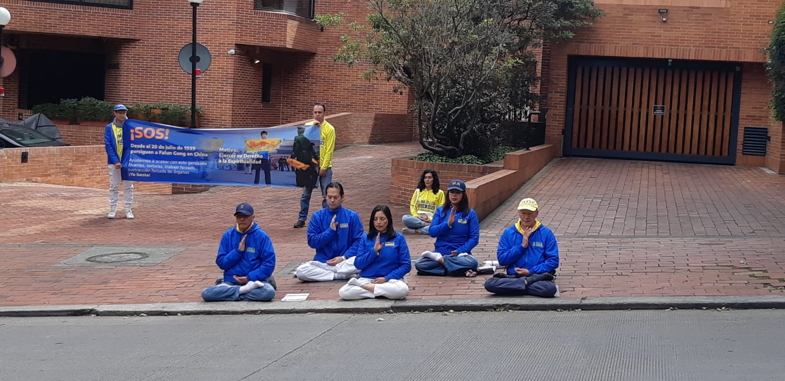<em>Practicantes de Falun Dafa de Colombia hacen una manifestación pacífica frente a la embajada china, pidiendo que termine la persecución a Falun Dafa en China, el 20 de julio de 2025, en Bogotá, Colombia. (Crédito: Carlos Morales, practicante de Falun Dafa de Colombia)</em>