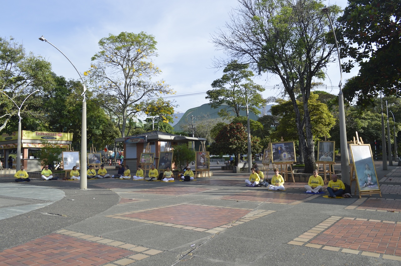 <em>Practicantes de Falun Dafa de Colombia hacen una demostración de la meditación de la práctica en la Unidad Deportiva Atanasio Girardot, el 20 de julio de 2025, en Medellín, Colombia. (The Epoch Times)</em>