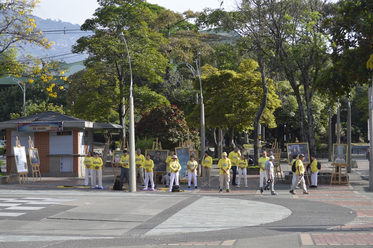 <em>Practicantes de Falun Dafa de Colombia hacen una demostración de los ejercicios de la práctica en la Unidad Deportiva Atanasio Girardot, el 20 de julio de 2025, en Medellín, Colombia. (The Epoch Times)</em>