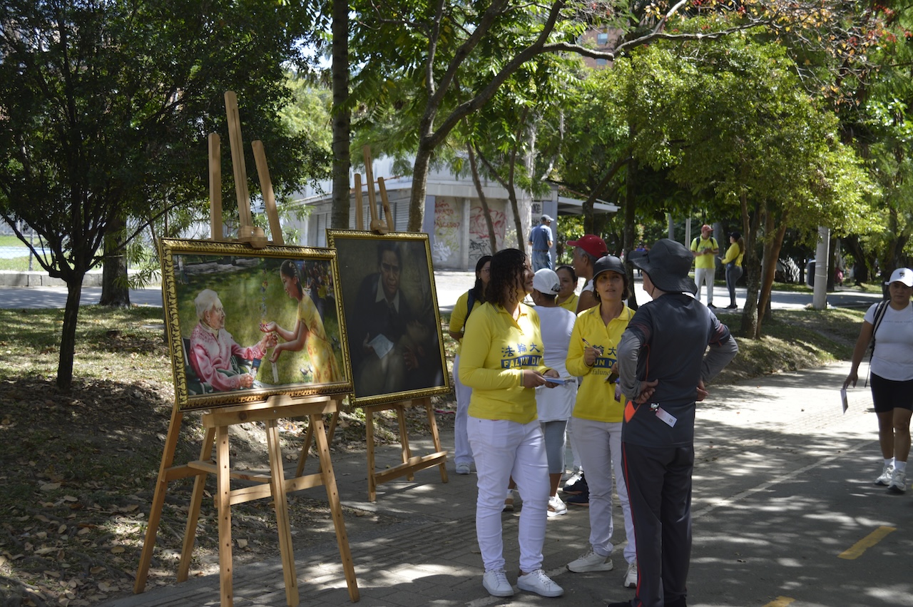 <em>Practicantes de Falun Dafa de Medellín entregan información sobre la persecución a Falun Dafa en China, el 20 de julio de 2025, en Medellín, Colombia. (The Epoch Times)</em>