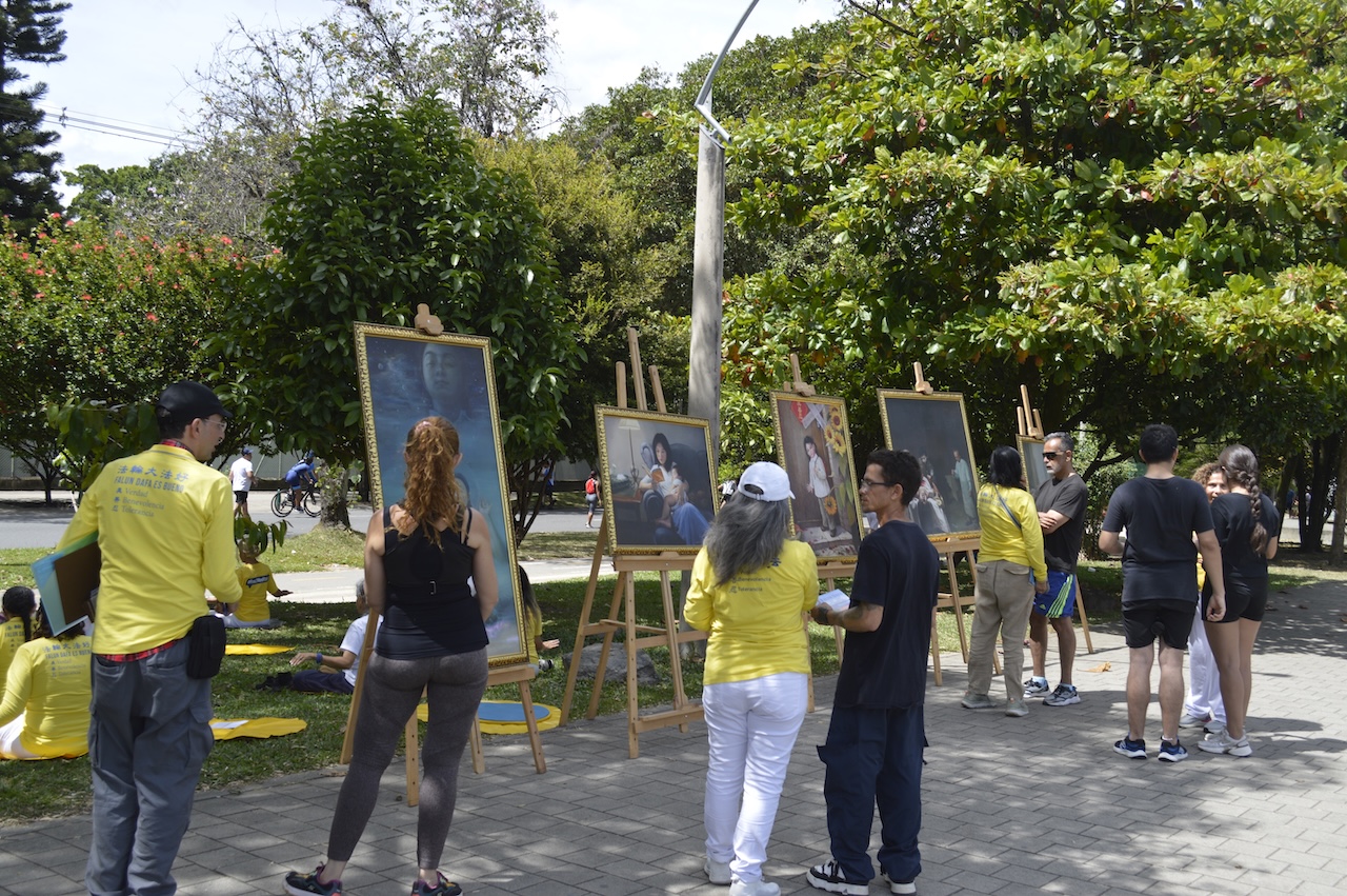 <em>Practicantes de Falun Dafa de Medellín entregan información sobre la persecución a Falun Dafa en China, el 20 de julio de 2025, en Medellín, Colombia. (The Epoch Times)</em>