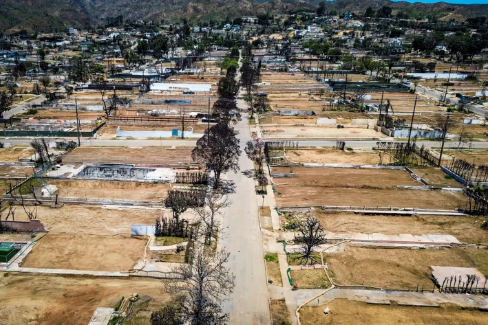Los límites de las propiedades de las viviendas quemadas durante el incendio de Palisades en el barrio de Pacific Palisades de Los Ángeles el 9 de junio de 2025. El Departamento de Silvicultura y Protección contra Incendios de California informó de que 6662 estructuras se perdieron y 890 resultaron dañadas en el incendio de Palisades. (John Fredricks/The Epoch Times)