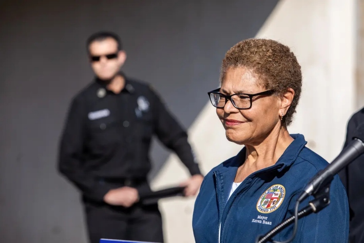La alcaldesa de Los Ángeles, Karen Bass, habla con los periodistas en una rueda de prensa para anunciar que Steve Soboroff dirigirá los esfuerzos de reconstrucción y recuperación de Los Ángeles tras los incendios forestales, en Los Ángeles, el 17 de enero de 2025. Una petición que exigía la destitución de la alcaldesa por su respuesta a los incendios había reunido 201,121 firmas verificadas de las 300,000 necesarias a fecha de 21 de julio de 2025. (Apu Gomes/Getty Images)