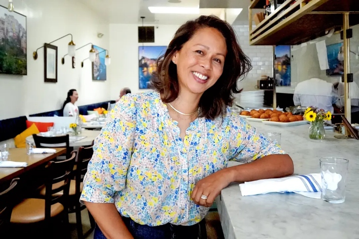 Marlo Vinzino, que perdió su restaurante en Palisades Village, junto al mostrador de su nuevo local en Venice, California, el 5 de julio de 2025. Los Vinzoni perdieron casi todas sus pertenencias y seis de sus clientes habituales perdieron la vida en el incendio. (Allan Stein/The Epoch Times)