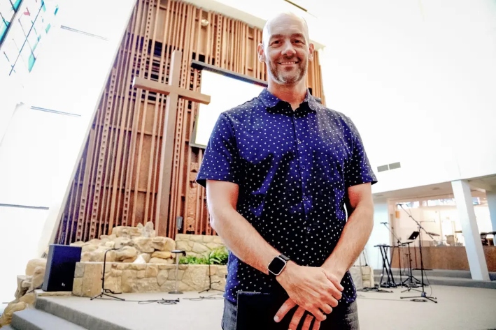 Justin Anderson, pastor principal de la Iglesia Calvary de Pacific Palisades, junto al altar de la capilla Evans de la iglesia Bel Air en Los Ángeles, el 6 de julio de 2025. El incendio se produjo el primer día de Anderson en el cargo. (Allan Stein/The Epoch Times)