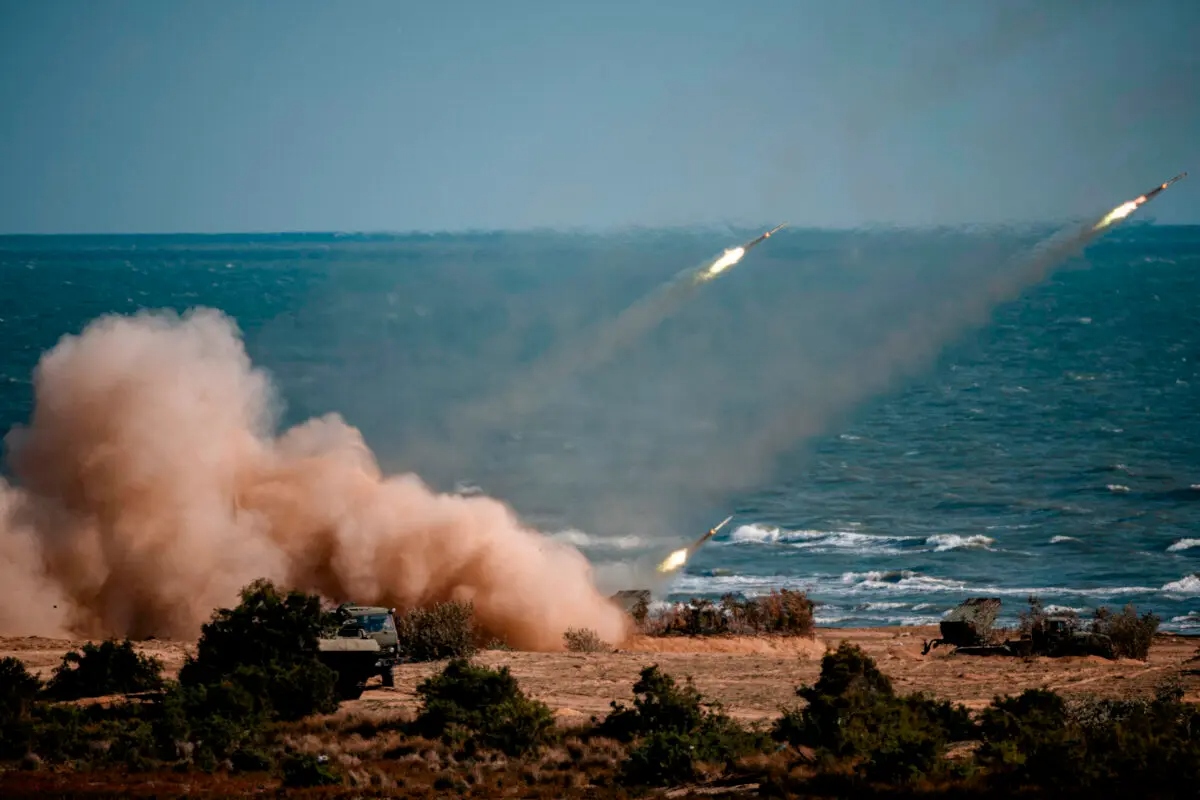 Tropas de China, Rusia, Irán, Pakistán y Birmania lanzan cohetes desde sistemas de misiles durante las maniobras militares Cáucaso-2020 a lo largo del mar Caspio, en la República de Daguestán, en el sur de Rusia, el 23 de septiembre de 2020. (Dimitar Dilkoff/AFP a través de Getty Images)